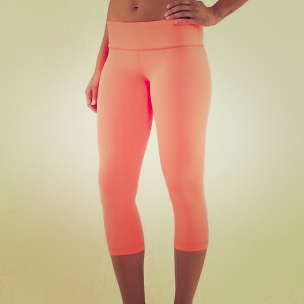 Lululemon cropped salmon colored yoga pants
